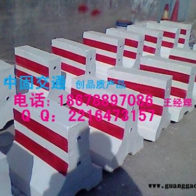 供应保定高开区钢筋混凝土隔离墩销售王18678897086