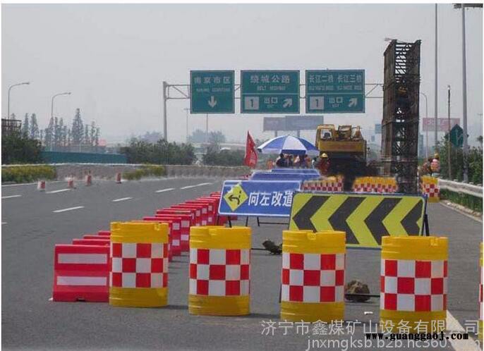 黄色反光吹塑防撞桶,公路防撞桶,低价促销   黄色反光吹塑防撞桶参数图4