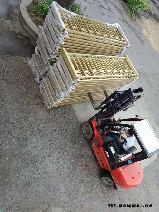 鑫冠交通黄金护栏 滚塑防撞桶 黄金道路隔离栏