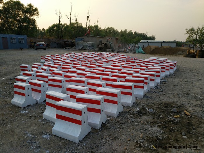 黑黄水泥墩  500红白隔离墩 道路水泥防撞墩 混凝土防撞块 小区水泥墩 服务区隔离墩图3