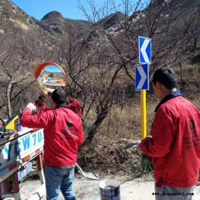路博安定制各种交通玻璃钢标牌、玻璃钢交通标牌、交通标志牌、安全交通标牌等公司采用先进的技术，该产品具有强度高、韧性大、耐