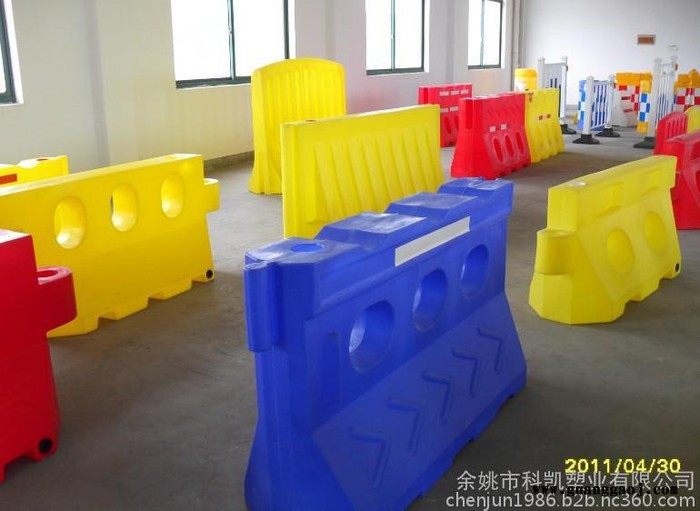 收费站注水防撞墩 高速专用组合式防撞桶 防撞设施厂家图3
