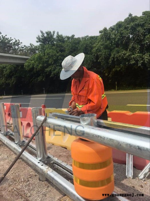 旋转式防撞桶、公路旋转护栏、EVA旋转桶护栏、高速公路护栏图2