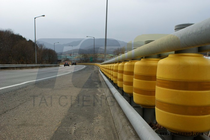 旋转式防撞桶、公路旋转护栏、EVA旋转桶护栏、高速公路护栏图4