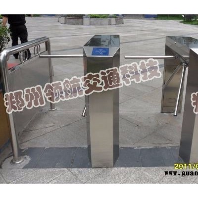 智能车牌设别系统，道闸，停车场设施，交通设施，指示牌，反光衣，路桩，路锥，防撞桶.反光牌。指示牌。车位锁。反光衣.1..