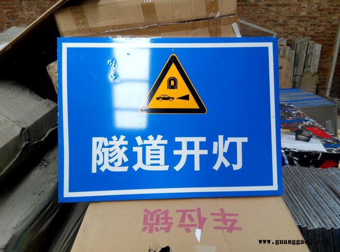 郑州领航通交通科技 反光衣 反光贴 路桩 路锥 减速带 防撞水马 防撞桶 车位锁 反光膜 护墙角图7