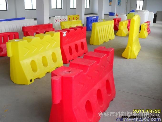 供应厂家批发；滚塑防撞桶、塑料防撞墩、高速道口防撞墩图3