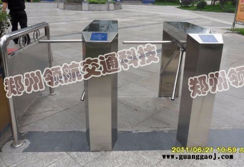智能车牌设别系统，道闸，停车场设施.交通设施.指示牌.反光衣.路桩.，路锥，防撞桶.反光牌。指示牌.车位锁。反光衣..图4