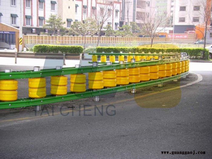 公路旋转护栏、公路旋转护栏、旋转式防撞桶、EVA旋转桶护栏、高速公路护栏图5