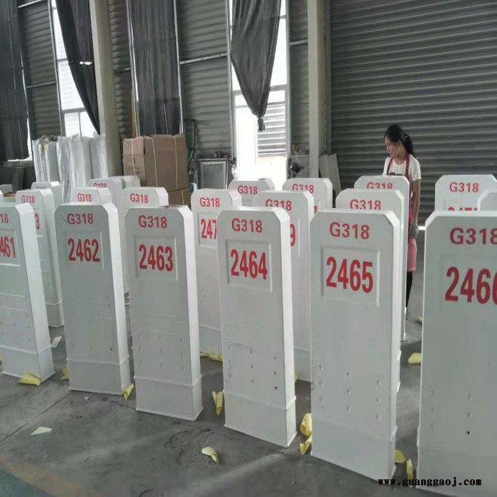 玻璃钢标志牌下有燃气标志桩图5