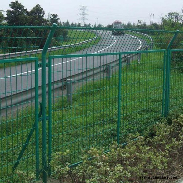 高速公路护栏网   高速公路隔离网   高速公路钢板网   **图4