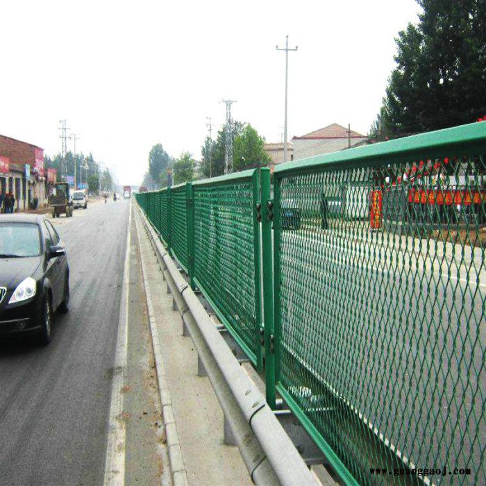 厂家供应  高速公路隔离网 高速公路镀锌隔离栏 安平防护栏厂家图4