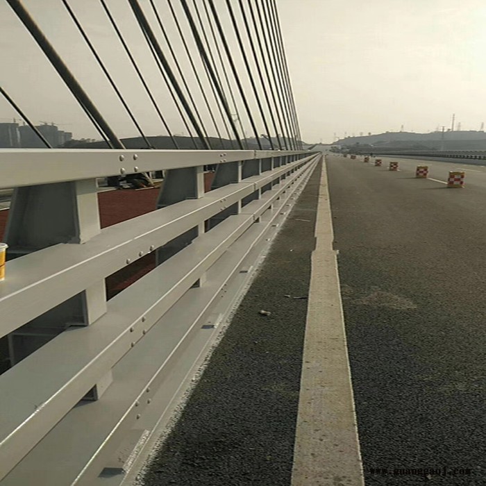 荣信 防撞护栏立柱 高速公路防撞护栏 公路防撞护栏板 高速路防撞护栏 长期现货图5