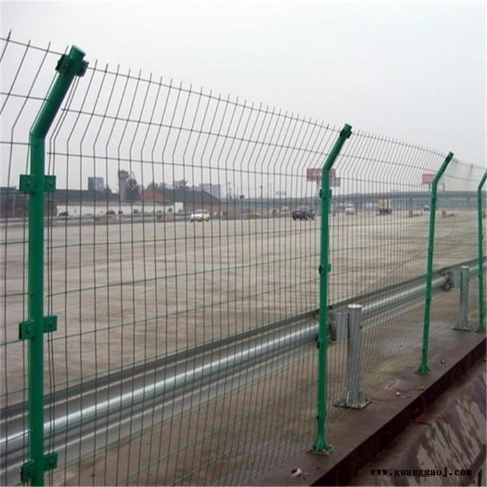 艾欧 高速公路围网护栏网 高速公路护栏网片 河北高速公路护栏网批发