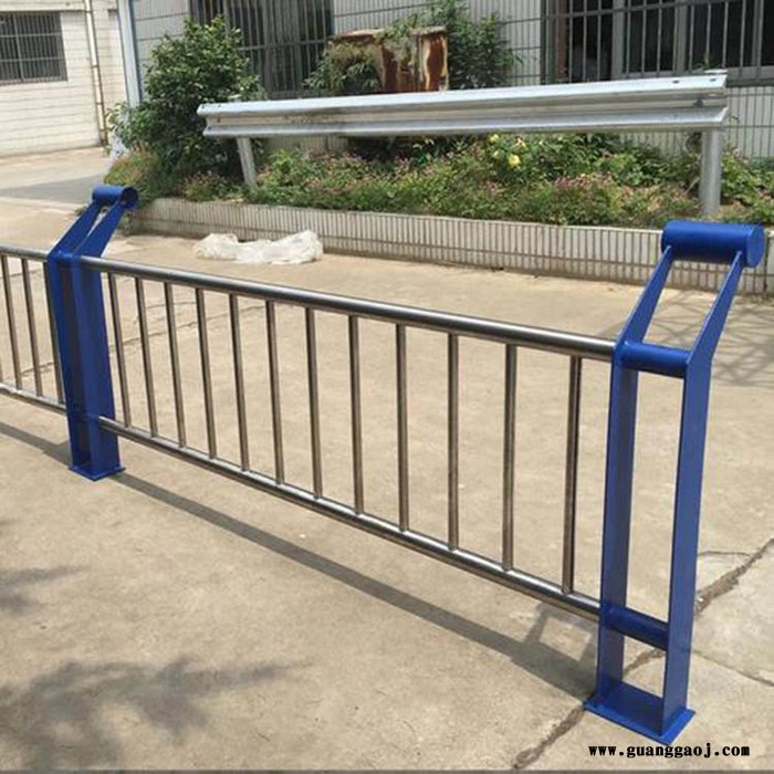 荣信 防撞护栏价格 高速公路防撞护栏 生产防撞护栏 高速路防撞护栏 长期现货图3