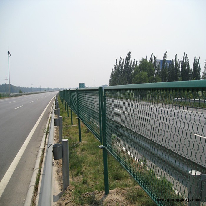 朋英 供应销售 斜方孔钢板网护栏 高速公路框架护栏 绿色喷塑隔离栏图2