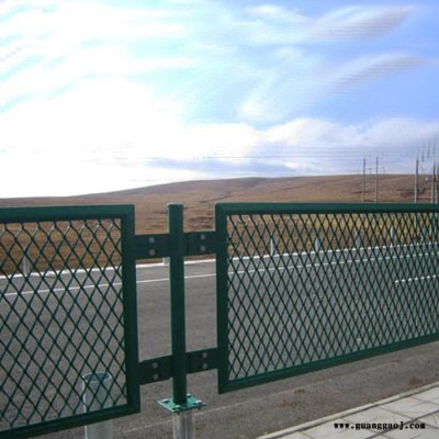 朋英 厂家直接报价 钢板网护栏 高速公路菱形隔离护栏 高速公路防眩护栏网