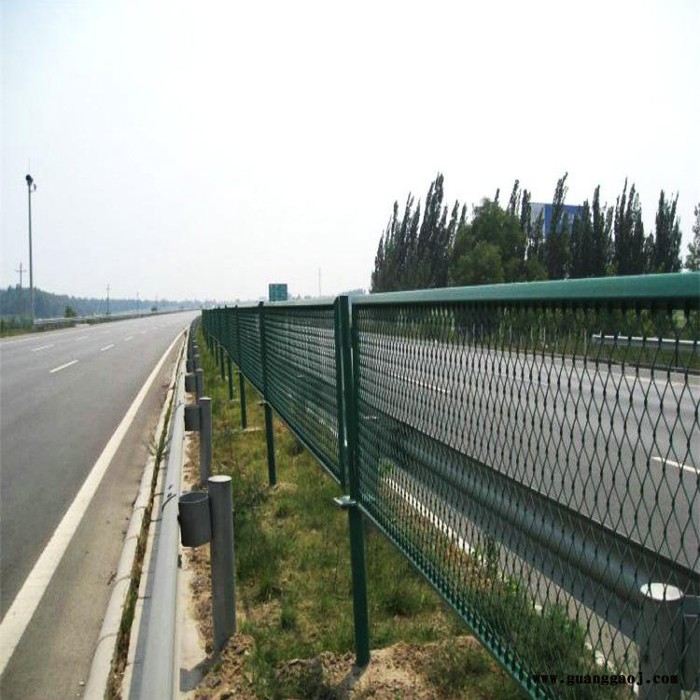 朋英 厂家直接报价 钢板网护栏 高速公路菱形隔离护栏 高速公路防眩护栏网图4