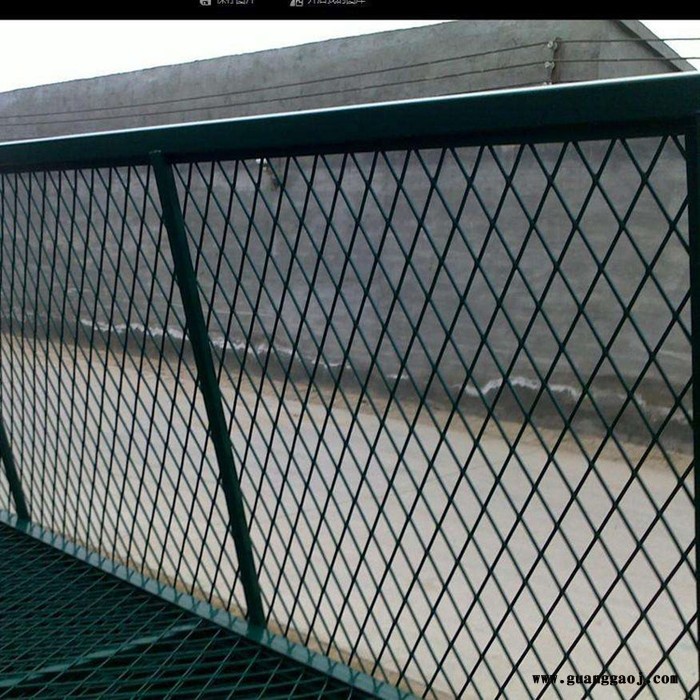 朋英 厂家生产供应 高速公路防眩网 浸塑镀锌板公路防护网 钢板网护栏图1
