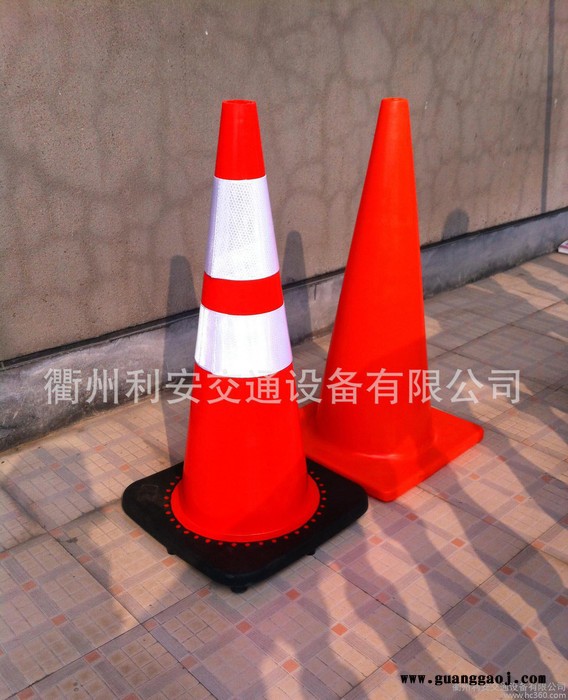 2.4kg 70cm 28inches 高黑底座PVC安全路锥红锥