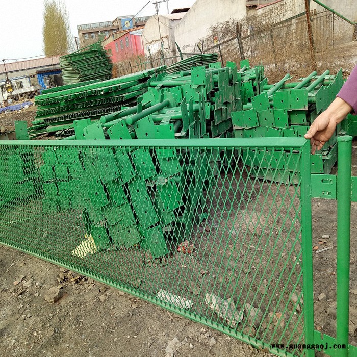 朋英 供应  高速公路护栏网 高速公路镀锌防护栏 安平护栏网厂家图2