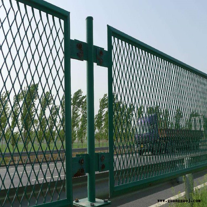 朋英 ** 高速公路防护网 高速公路浸塑安全防护网 高速公路钢板网防护网图2