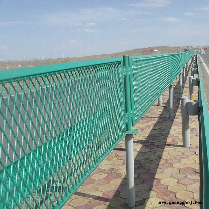 朋英 厂家供应 高速公路防护网 高速公路钢板拉伸防护网 高速公路浸塑防护网图2