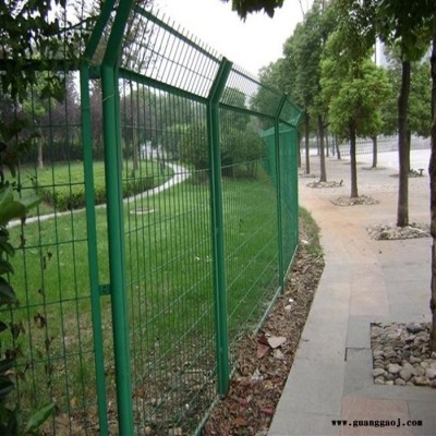 朋英 供应销售 高速公路铁丝护栏网 浸塑公路隔离栅 带框铁丝防撞栏