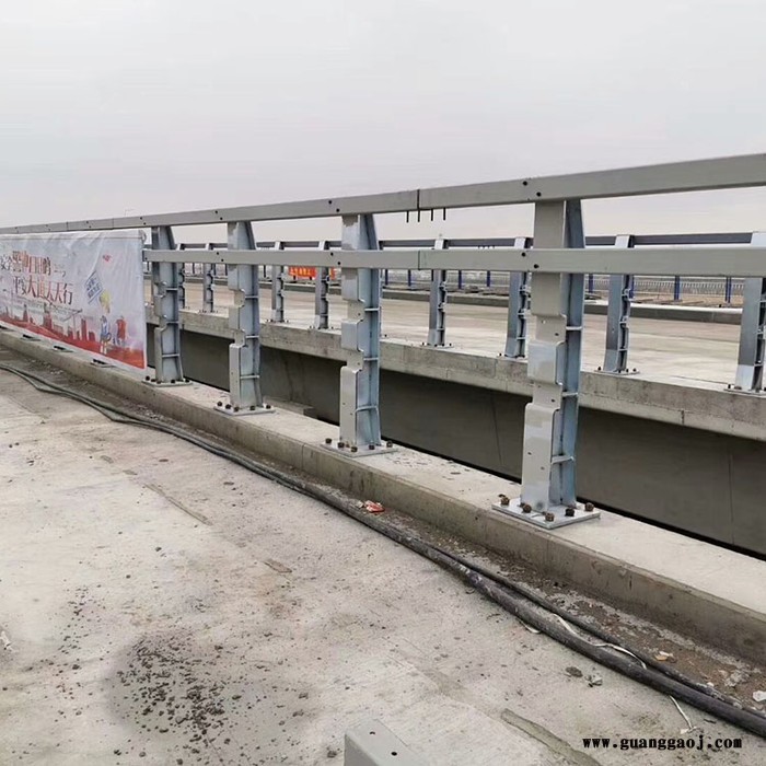 鑫海达 高速公路防撞护栏 公路防撞护栏 城市道路防撞护栏高速公路防撞护栏厂家 长期现货图3