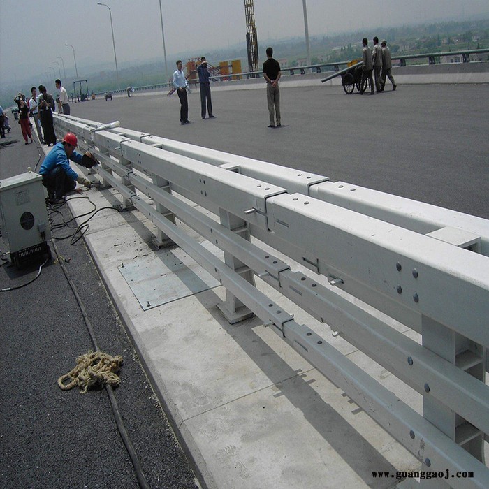 鑫海达 高速公路防撞护栏 公路防撞护栏 城市道路防撞护栏高速公路防撞护栏厂家 长期现货图6