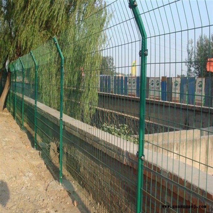 朋英 低价促销 高速公路围栏网 绿色铁丝隔离网 机场双边丝护栏网