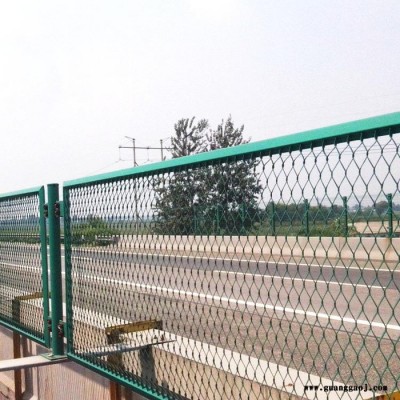 朋英厂家供应 高速公路护栏网 高速公路浸塑防护网 安平护栏网厂家