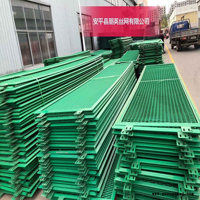 朋英 厂家供应 高速公路隔离栅 浸塑公路钢板网护栏 公路拉伸围挡图5