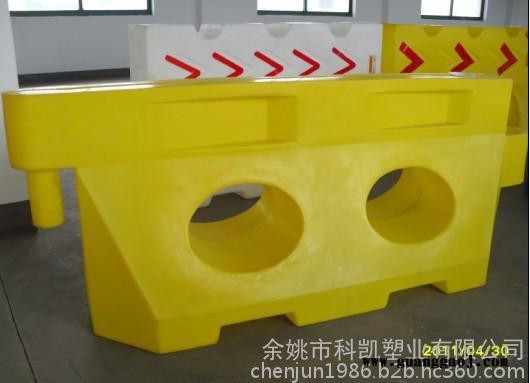 滚塑水马围栏 塑料三孔水马 防撞水马厂家图3