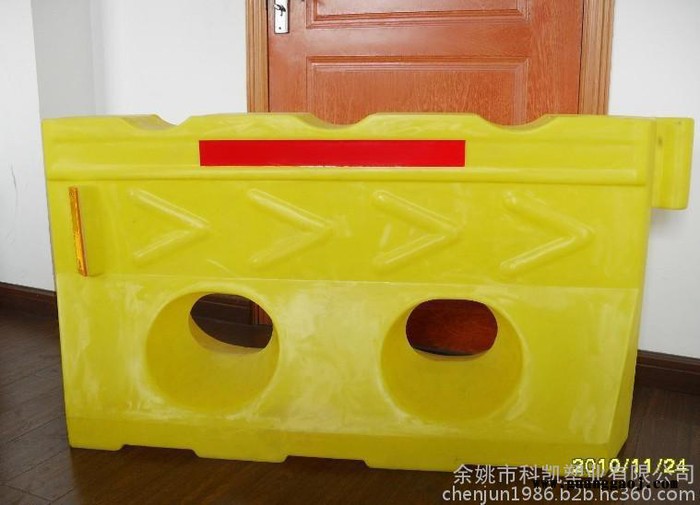 滚塑水马围栏 塑料三孔水马 防撞水马厂家图6
