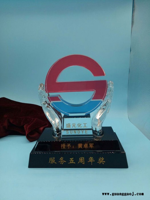 新疆哈密商会纪念品商会厂里十周年纪念品双手捧球礼品原图公司成立五周年礼品图4