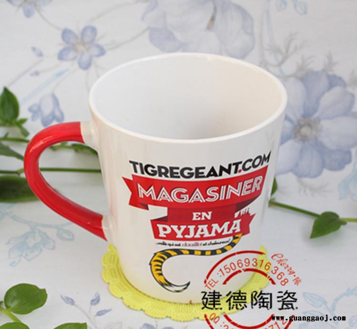 2015年创意圣诞节礼品陶瓷马克杯 漏斗红色把手新款圣诞促销杯图3