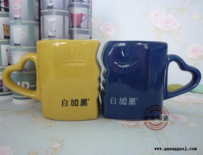 创意情侣对杯 亲吻陶瓷咖啡杯 黑加白促销礼品马克杯 可定制logo