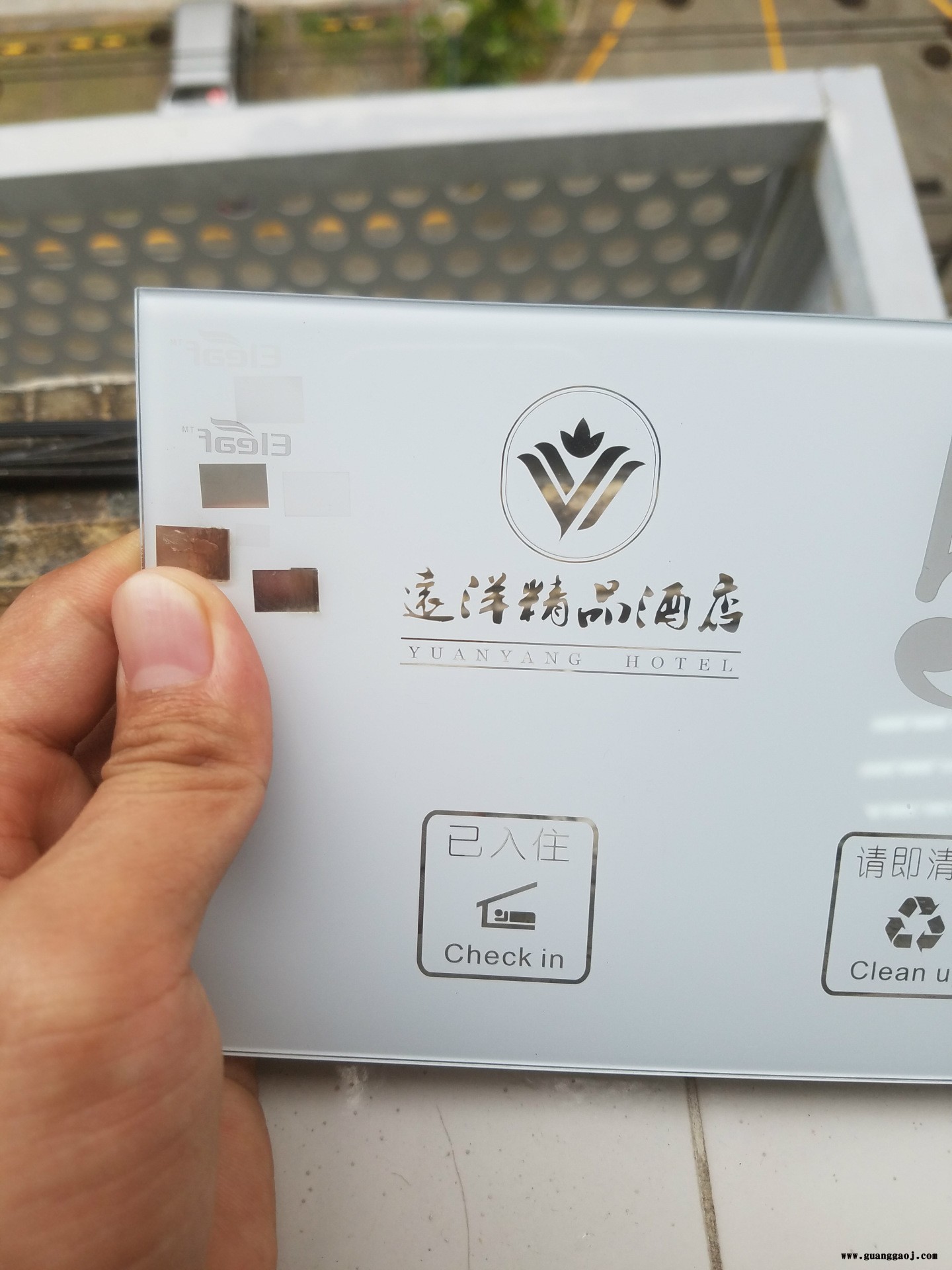 宏利轩喷码机镭雕机北京打标机厂家天津打标金属光纤激光打标机全自动光纤激光打标机小型金属刻字标牌铭牌首饰刻字 激光打码机图4