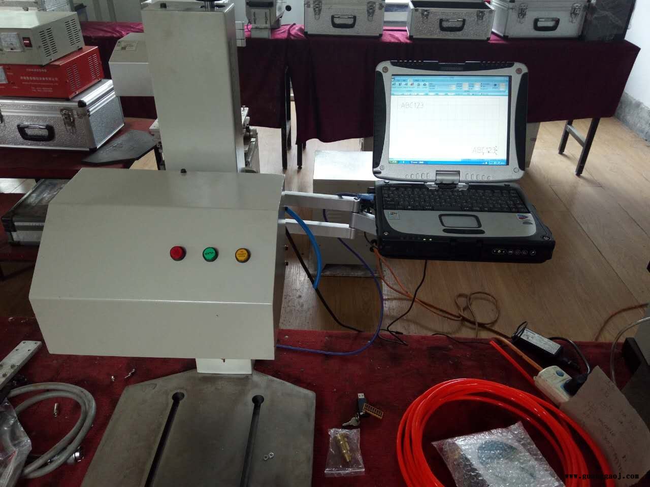 鲁岳牌 汽车零部件台式气动打标机　 热作模具钢塑料打码机　台式便携气动打字机图2