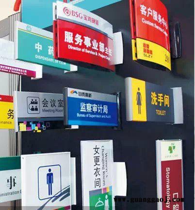 能在雪弗板导光板KT板广告标识牌上打印图案的机器—UV打印图2