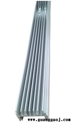 宇辰铝业 供应插片式散热器型材，路灯散热器，LED灯具铝材，隧道灯、投光灯型材，高科技广泛太阳能支架，各种门窗型材。图6
