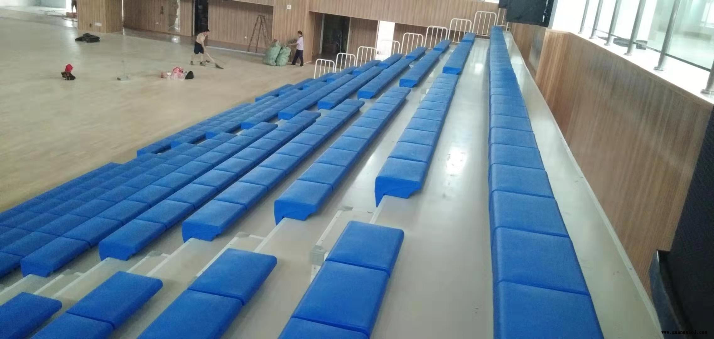 电影院软包自主折叠座椅 会议室带旋转写字板布艺礼堂椅 外国语小学伸缩性看台 戏台舞台看台 幼儿园舞台图2
