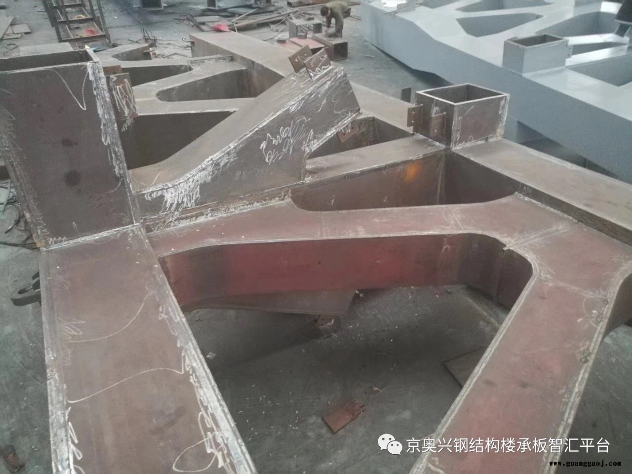 专业生产PC桁架、钢梁、钢柱、吊车梁、钢桁架、格构柱、箱型柱、C型钢檩条、主结构、次结构等产品图2