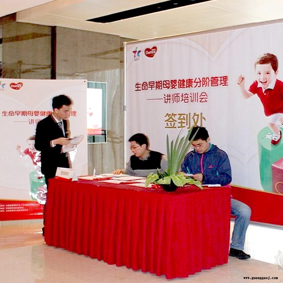 西安曲江国际会议中心喷绘桁架签到墙,会议易拉宝kt板展架桌牌