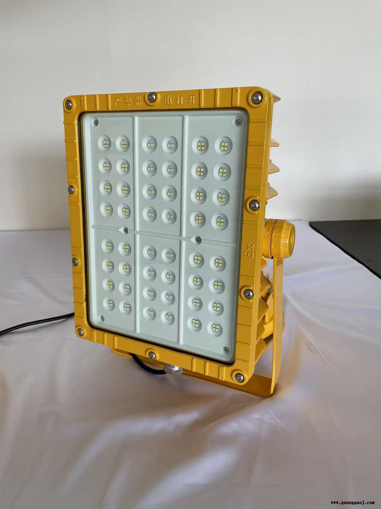BFC8115A-150W,LED防爆路灯,方形吊杆式LED防爆泛光灯图2