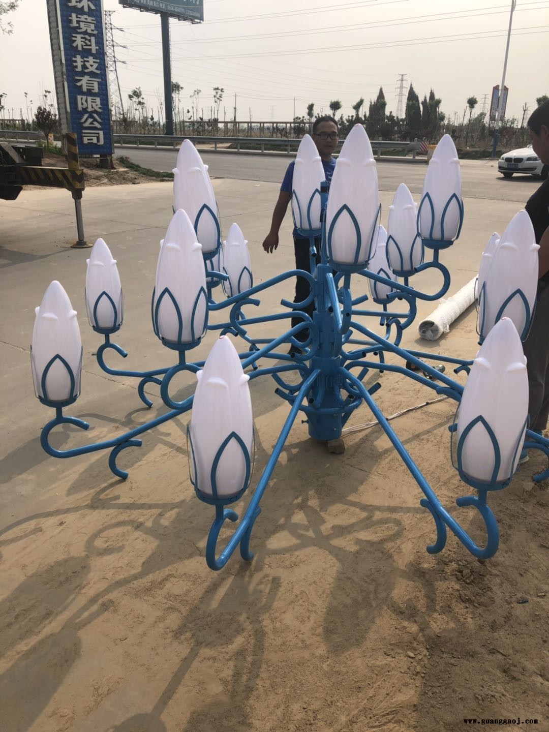 湖南邵阳100瓦球场投光灯太阳能路灯厂家包安装图2