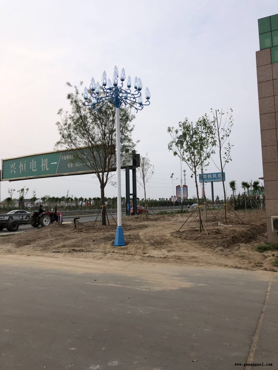 湖北荆门100瓦球场投光灯太阳能路灯厂家6米宽马路用图3