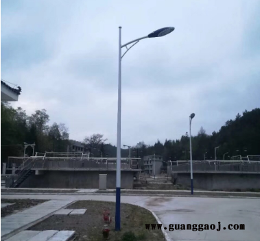 山东济南100瓦球场投光灯太阳能路灯厂家公园用图4