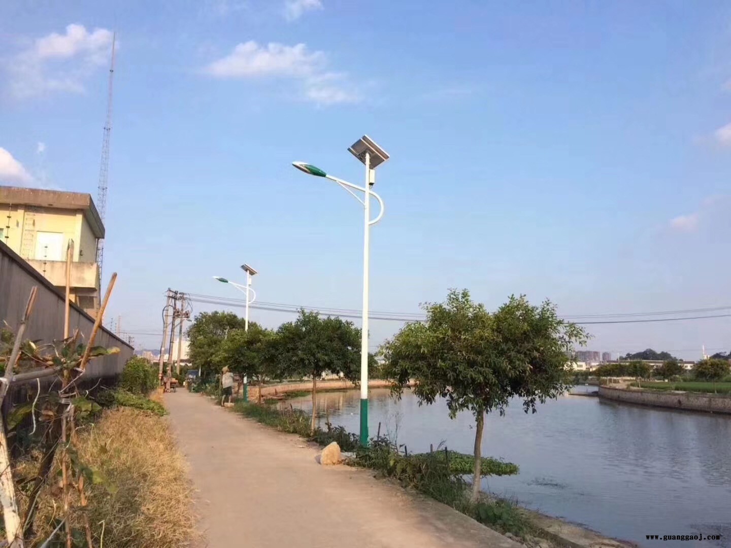 甘肃甘南100瓦球场投光灯太阳能路灯厂家道路用图5